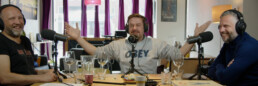 Ruben van der Meer, Ruben Nicolai en Tijl Beckand in een huis met podcast microfoons