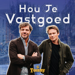 Sander Schimmelpenninck en Maarten de Gruyter poseren tegen een blauwe achtergrond. Boven de tekst 'Hou Je Vastgoed'